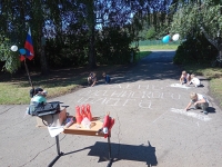 Учащиеся Дввориковской школы рисуют символ России